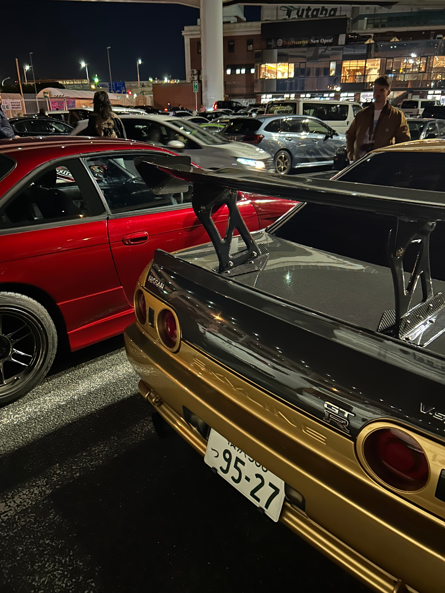 JDM Nissan Skyline GT-R bei einem nächtlichen Car-Meet